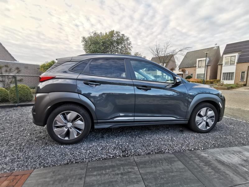 hyundai-kona-electric-premium-donkergrijs-release-zakelijk-leasen-3