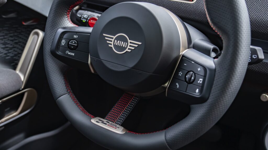 mini_aceman_electric_jcw_2024-212x-jpg
